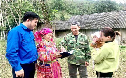 Bí thư Giàng Thị Chía vận động đồng bào Mông sống tốt đời đẹp đạo