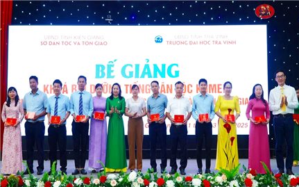 Kiên Giang: Trao chứng chỉ bồi dưỡng tiếng Khmer cho 159 cán bộ, công chức, viên chức