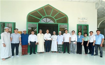 Bình Dương: Thăm, tặng quà đồng bào Chăm nhân kết thúc tháng chay Ramadan