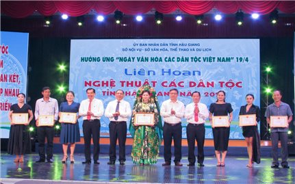 Sôi nổi chương trình Liên hoan nghệ thuật các dân tộc tỉnh Hậu Giang