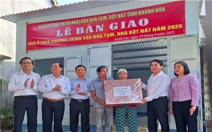 Phó Thủ tướng Hồ Đức Phớc dự Lễ bàn giao nhà cho hộ nghèo ở thị xã Ninh Hòa