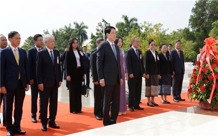 Chủ tịch nước Lương Cường dâng hoa tưởng niệm Chủ tịch Kaysone Phomvihane