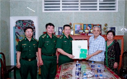 Bộ đội Biên phòng Sóc Trăng: Thăm, tặng quà các gia đình chính sách nhân Kỷ niệm 50 năm Ngày Giải phóng miền Nam, thống nhất đất nước