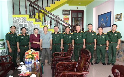 Bộ Tư lệnh Quân khu 9: Thăm, tặng quà các gia đình chính sách nhân dịp Kỷ niệm 50 năm Ngày Giải phóng miền Nam, thống nhất đất nước