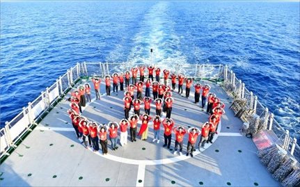 Đại biểu Kiều bào tới thăm Trường Sa và Nhà giàn DK-I trên 