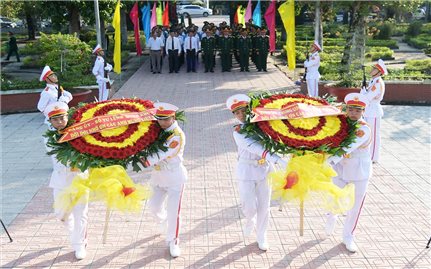 Bộ Tư lệnh Quân khu 9 viếng Nghĩa trang Liệt sĩ và thăm, tặng quà gia đình người có công ở Kiên Giang