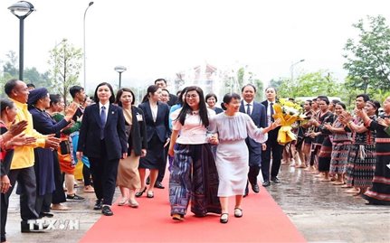 Phu nhân Thủ tướng Việt Nam và Nhật Bản thăm Làng Văn hóa-Du lịch các dân tộc