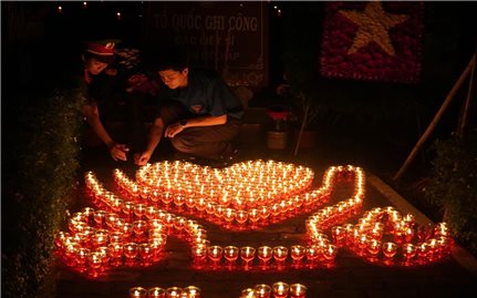 Thắp hàng nghìn ngọn nến tri ân các Anh hùng Liệt sĩ nhân kỷ niệm 50 năm thống nhất đất nước
