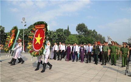Lãnh đạo TP. Hồ Chí Minh dâng hoa, dâng hương tưởng nhớ Anh hùng Liệt sĩ