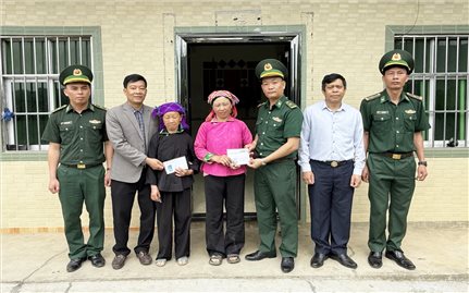 Đồn Biên phòng Sơn Vĩ thăm, tặng quà các gia đình chính sách