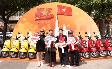 Người dân TP.HCM hào hứng “check in” tại triển lãm “50 Hành trình - Một Tương lai Xanh” của VinFast