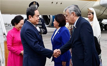 Chủ tịch Quốc hội đến Thủ đô Tashkent, bắt đầu thăm chính thức Uzbekistan