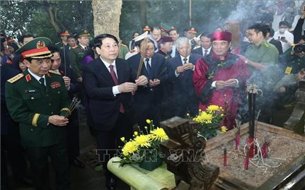 Chủ tịch nước Lương Cường dâng hương tưởng niệm các Vua Hùng