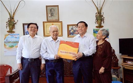 Trưởng ban Tuyên giáo và Dân vận Trung ương Nguyễn Trọng Nghĩa thăm các gia đình tập kết ra Bắc tiêu biểu tại Bình Định