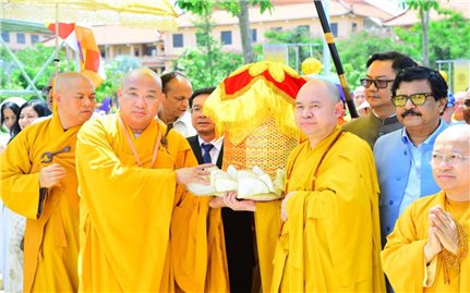 Hàng nghìn tăng ni, phật tử TP. Hồ Chí Minh nghinh đón xá lợi Đức Phật