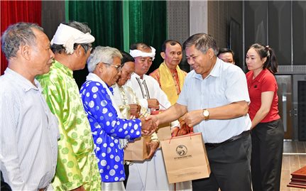 Thứ trưởng Y Thông tiếp Đoàn Người có uy tín tỉnh Ninh Thuận