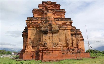 Phát huy giá trị di tích đền tháp Hòa Lai gắn với phát triển du lịch bền vững