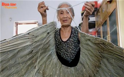 Người phụ nữ hơn 50 năm giữ nghề chằm áo tơi
