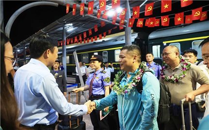 Những hành khách đầu tiên của tàu liên vận quốc tế Việt Nam - Trung Quốc khi hoạt động trở lại sau 5 năm