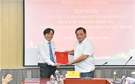 Bộ Dân tộc và Tôn giáo trao quyết định nghỉ hưu cho Giám đốc Trung tâm Chuyển đổi số