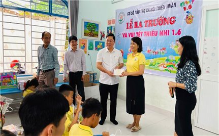 Quảng Nam: Ủy ban MTTQ Việt Nam tỉnh trao quà cho trẻ em khuyết tật