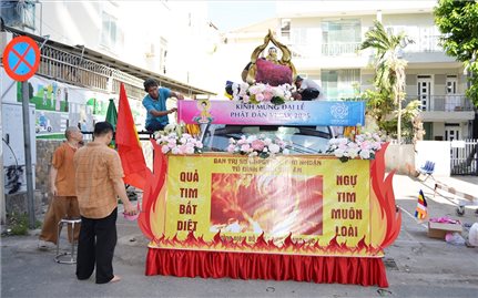 Du khách, phật tử chào đón Đại lễ Phật đản Liên Hợp Quốc Vesak 2025