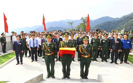 Điện Biên: Linh thiêng Lễ Thượng cờ và gắn biển công trình Cột cờ A Pa Chải