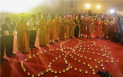 Vesak 2025: Hàng nghìn ngọn nến cầu nguyện hòa bình thắp sáng màn đêm tại núi Bà Đen