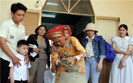 Người góp phần giữ lửa gốm Chăm Bàu Trúc