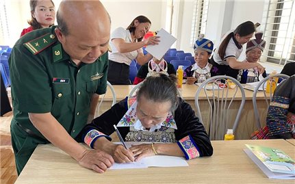 Mở lớp xóa mù chữ cho phụ nữ Mông khu vực biên giới