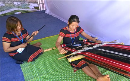 Thổ cẩm Xơ Đăng rực rỡ trên vùng cao Trà Mai