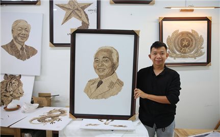 Độc đáo tranh trầm hương thủ công của chàng trai 9X xứ Quảng