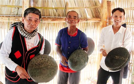 Người Nghệ nhân Ưu tú ở Phước Thắng tận tâm truyền dạy mã la