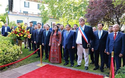 Thủ tướng Phạm Minh Chính dâng hoa tưởng niệm, thăm Không gian Hồ Chí Minh tại Montreuil, Pháp