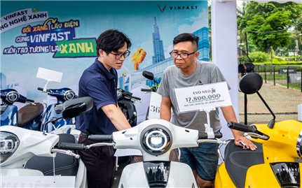 Người dân hào hứng sắm xe máy VinFast trong ngày hội “đổi xăng lấy điện” tại TP.HCM