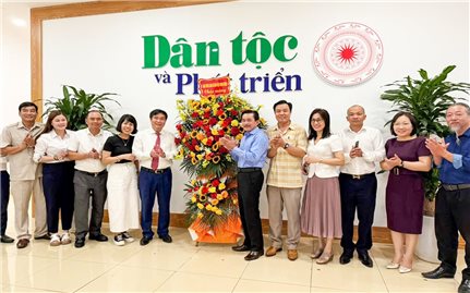 Lãnh đạo Ban Tuyên giáo và Dân vận Trung ương thăm, chúc mừng Báo Dân tộc và Phát triển