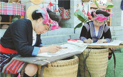 Nghệ thuật vẽ sáp ong trên vải của đồng bào dân tộc Mông