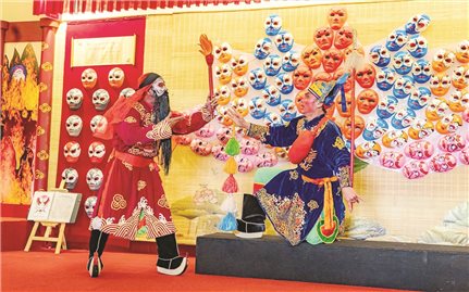 La Thanh Hùng với nghệ thuật vẽ mặt nạ tuồng xư Huế