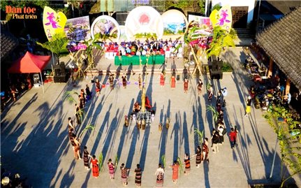 Gặp nhau ở chợ phiên