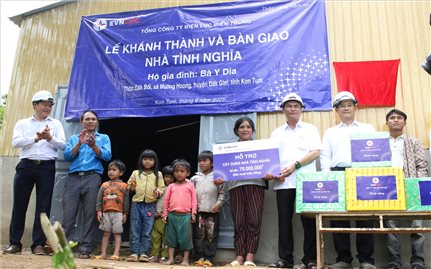 PC Kon Tum trao tặng nhà tình nghĩa cho 5 hộ đồng bào Xơ Đăng có hoàn cảnh khó khăn