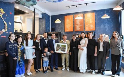 Thủ tướng Phạm Minh Chính và Phu nhân thăm gia đình người Việt Nam ở Tallinn