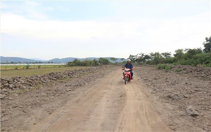 Gia đình hiến một phần đất, cả buôn có đường rộng rãi, khang trang