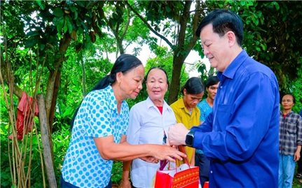 Phó Thủ tướng Chính phủ Mai Văn Chính thăm, tặng quà người dân bị ảnh hưởng bão số 3