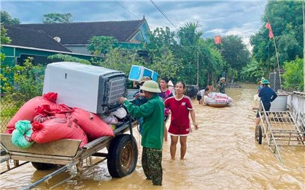 Lũ không chỉ cô lập nhiều bản làng miền núi mà còn “quần thảo” vùng đồng bằng ở Nghệ An