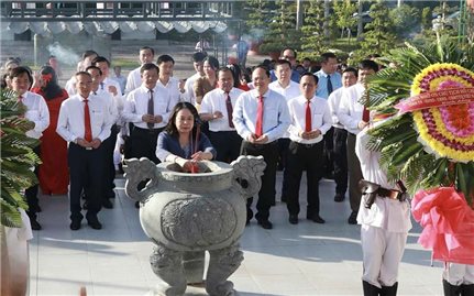 Phó Chủ tịch nước Võ Thị Ánh Xuân thăm Mẹ Việt Nam Anh hùng, thương binh tại tỉnh Cà Mau