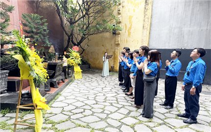 Đoàn Thanh niên Bộ Dân tộc và Tôn giáo dâng hương tại Đài tưởng niệm các Anh hùng, Liệt sĩ Nhà tù Hỏa Lò, Hà Nội