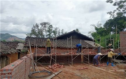 Nghĩa xóm, tình làng trong xóa nhà tạm ở vùng cao Quảng Ninh