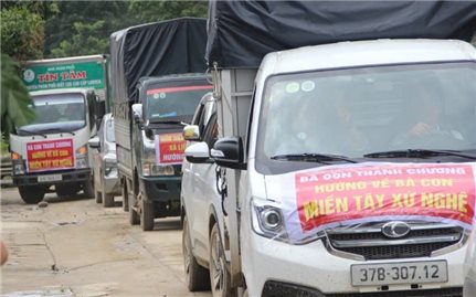 Những chuyến xe “đong đầy” nghĩa đồng bào chở về vùng lũ