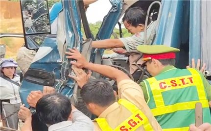 Quảng Ngãi: Hai xe tải tông nhau, tài xế kẹt trong ca bin