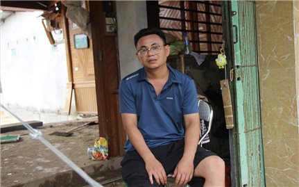 Bác sĩ vùng cao giúp sản phụ 